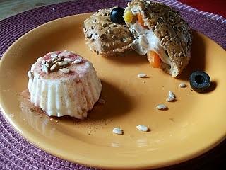 Sandwich z bułki wieloziarnistej z wędliną, fetą, warzywami i oliwkami