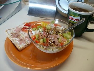 Tost Graham z ostrą ostrowią, szynką, pomidorem i cebulą z serkiem wiejskim oraz herbata mięta-gruszka