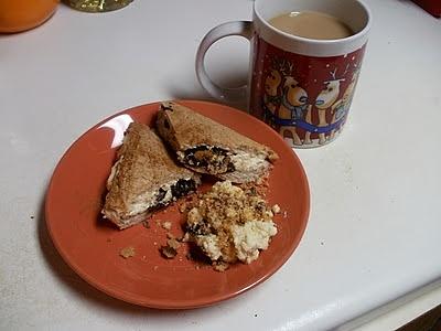 Tost Graham z twarożkiem, suszonymi śliwkami i cynamonem