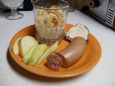 Parówka cielęca z chlebem wieloziarnistym i jogurtem z jabłkiem i cynamonem