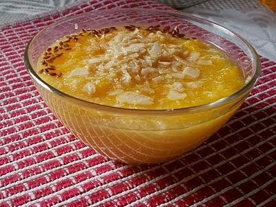 Kaszka kukurydziana z miąższem, sokiem z cytryny i pomarańczy, migdałami i siemieniem lnianym