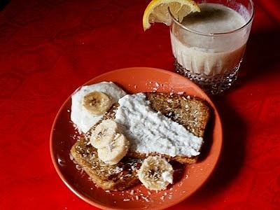 Tosty bananowo-kokosowe z jogurtem i koktajlem mleczno-bananowo-cytrynowo-kokosowym