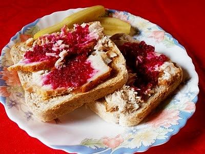 Tosty pełnoziarniste z pieczonym schabem i ćwikłą z chrzanem