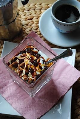 Jogurt z muesli i miodem palmowym na śniadanie