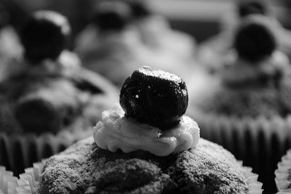 Banana, cherry i białe czekoladowe muffinki