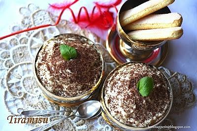Tiramisu - deser z biszkoptami, kawą espresso, amaretto i mascarpone
