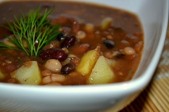 Kolorowa zupa fasolkowa