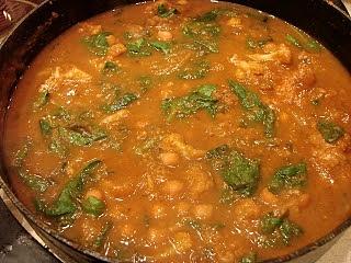 Curry Rogan Josh z puszystym ryżem i plackami chapati