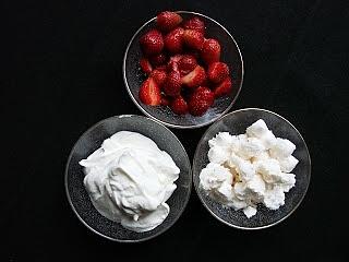 Truskawkowy deser Eton Mess