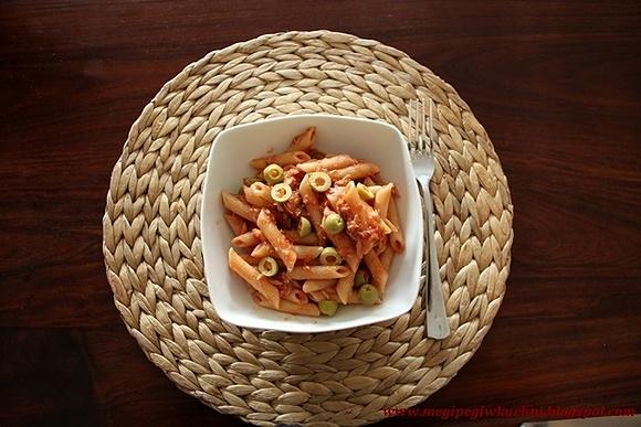 Pomidorowe penne z tuńczykiem i oliwkami