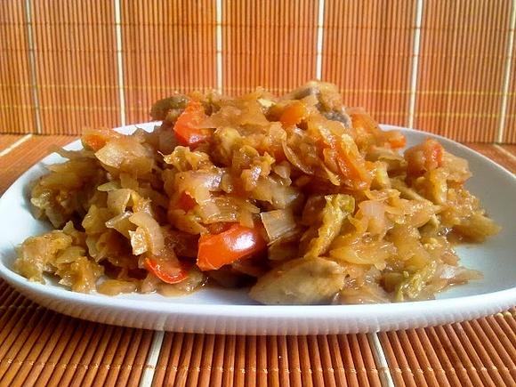 Wegetariański bigos z kapusty i warzyw
