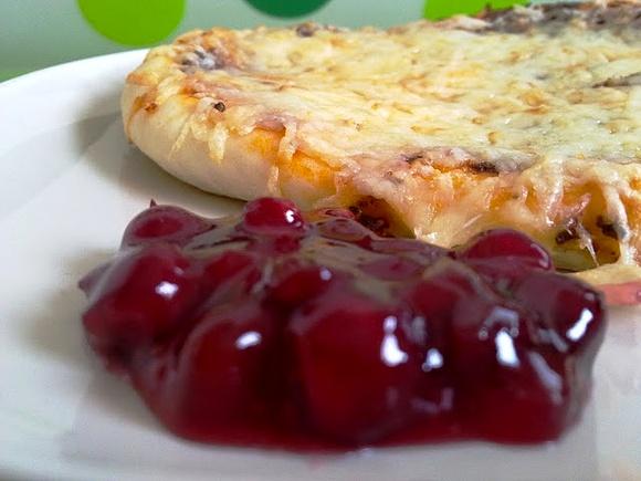 Mini pizza z oscypkiem i sosem żurawinowym