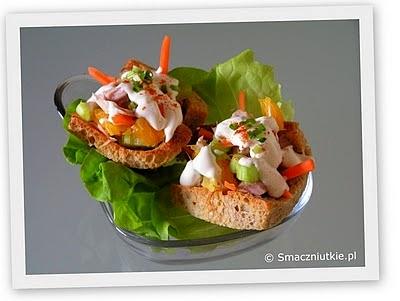 Chrupiące koszyczki chlebowe z sałatką