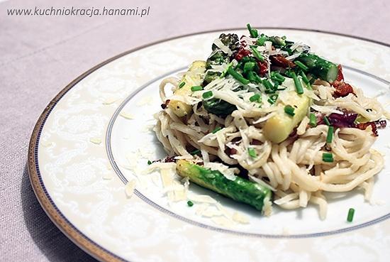 Makaron mie ze szparagami, czerwoną cebulą i suszonymi pomidorami