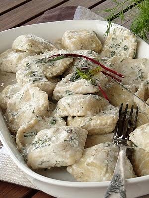 Ravioli z botwinką w sosie koperkowym