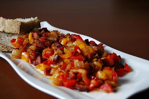 Smażona kiełbasa z papryką i cebulą