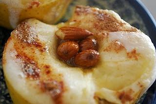 Pieczone jabłko z migdałami
