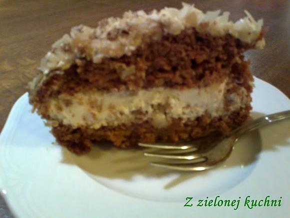 Tort marchewkowy z orzechami