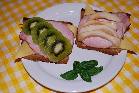 Kanapki z szynką, serem i owocami