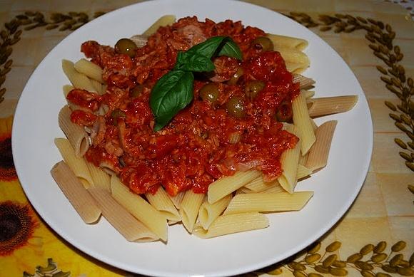 Makaron penne z tuńczykiem i pomidorami