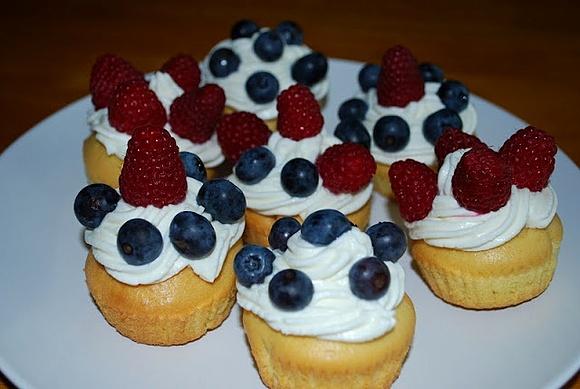 Waniliowe cupcakes z mascarpone i owocami