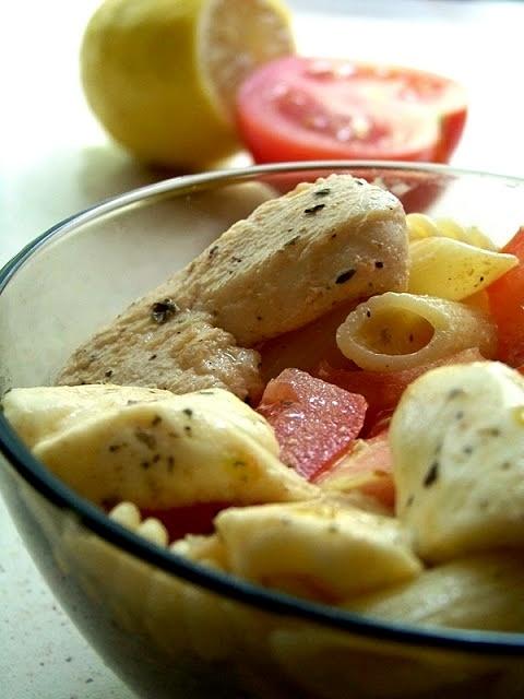 Makaron z ziołowym kurczakiem, mozzarellą i pomidorami