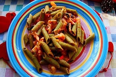 Zapiekanka z makaronem, pomidorami i serem żółtym