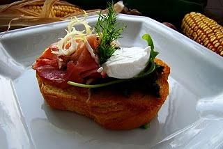 Bruschetta z tapenadą, szynką szwarcwaldzką i serami