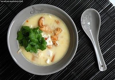 Tom kha gai - tajska zupa z kurczakiem i mlekiem kokosowym