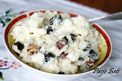 Szybki pudding ryżowy z orzechami i suszonymi śliwkami