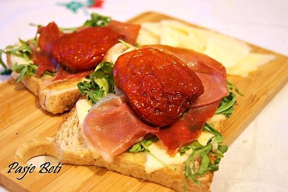 Tosty z szynką parmeńską i suszonymi pomidorami