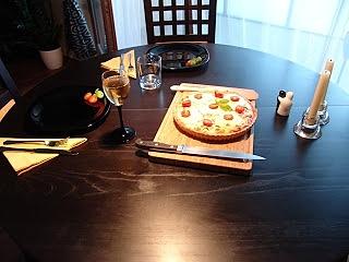 Diner romantyczny z tartą z szynką i porami