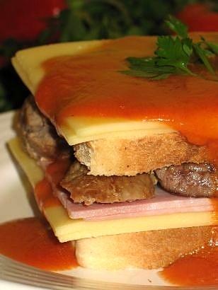 Francesinha - portugalski kanapka z mięsem i sosem