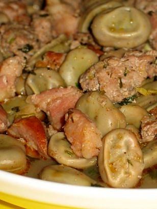 Gulasz z bobu i kiełbaski linguiça