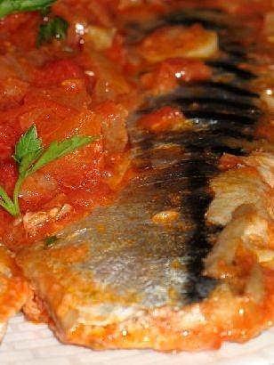 Makrela w sosie winno-pomidorowym