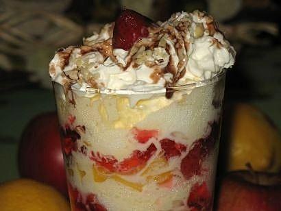 Knickerbocker Glory - deser lodowy z owocami i bitą śmietaną