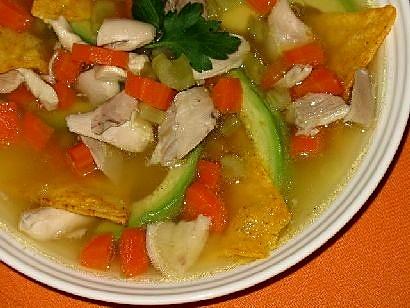 Zupa z chipsami tortilla i awokado