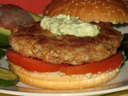 Burgery z kurczaka i chorizo z awokadowym majonezem