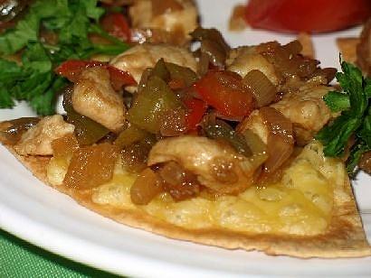 Nachos z kurczakiem, cebulą i papryką