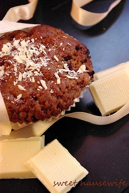 Muffiny z białą czekoladą i wiśniami