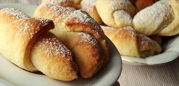 Drożdżowe rogaliki z budyniem