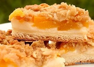 Drożdżowe ciasto z brzoskwiniami i kruszonką