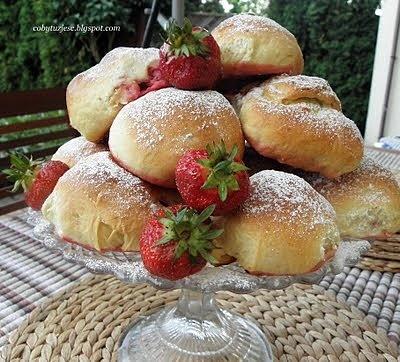 Drożdżowe bułeczki z truskawkami