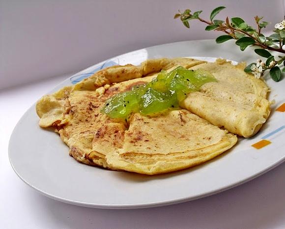Omlet z śmietaną i dżemem kiwi-limonka – przepis na dzieciństwo