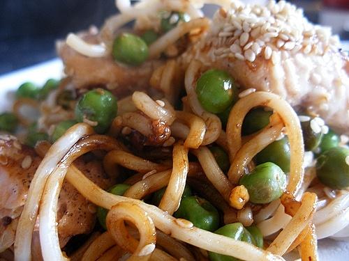 Łosoś z groszkiem na makaronie noodle