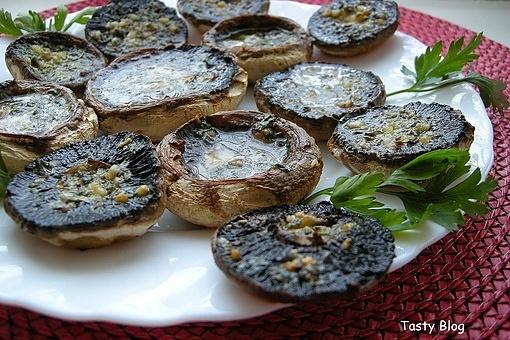 Pieczarki zapiekane z masłem czosnkowym