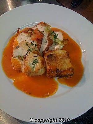 Pierś z kurczaka faszerowana szparagami i mozzarellą owinięta szynką parmeńską