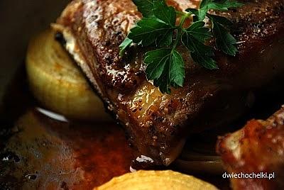 Żeberka pieczone na cebuli