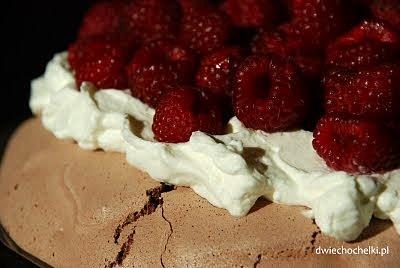 Czekoladowa Pavlova z malinami