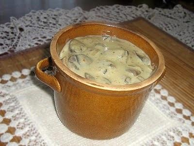 Sos pieczarkowy na bazie śmietany i bulionu